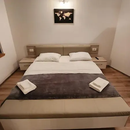 Live In Apartment Split