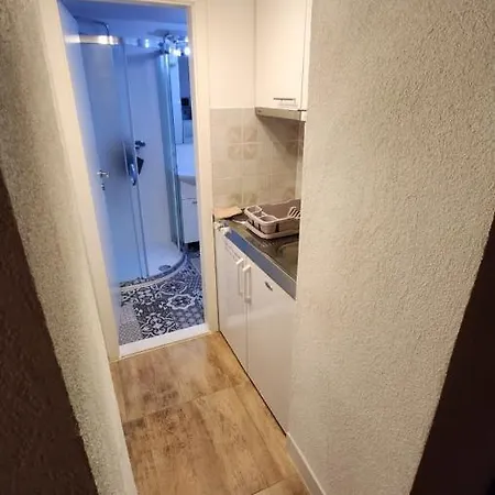Apartment Live In